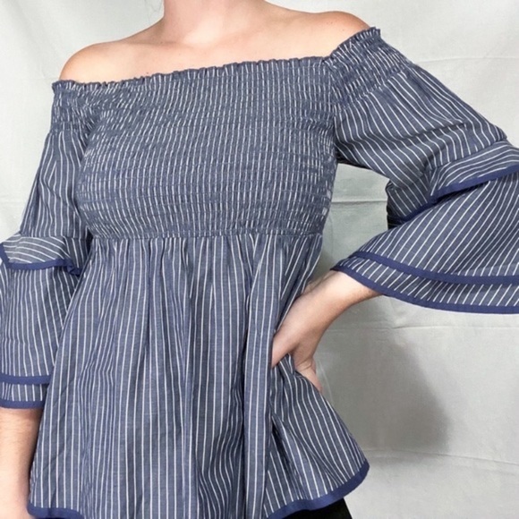 American Eagle Outfitters smocked bell sleeve top size XS‎ - Picture 3 of 9